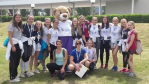 Jugenturnerinnen mit dem Turnfest-Maskottchen